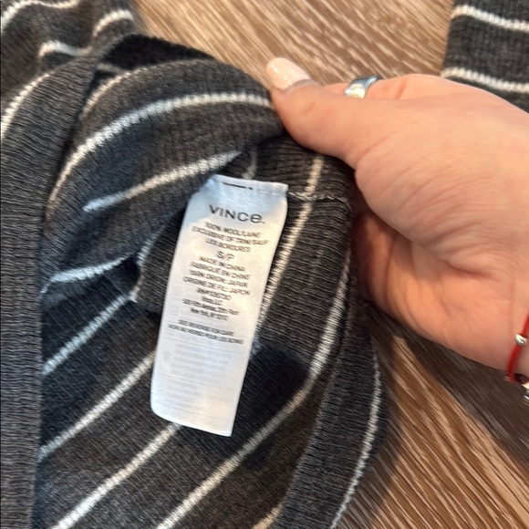 Woman’s Vince Long sleeve sweater - Picture 2 of 5